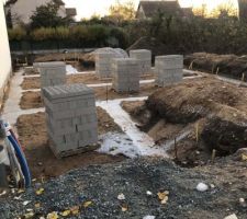 Livraison des parpaings - Prochaine étape le vide sanitaire