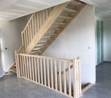 Placo et revêtements terminés, pose des escaliers en cours !