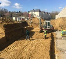 Toujours le terrassement,  avec la pr&eacute;paration des fouilles de fondation.