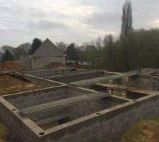 Le soubassement terminé, prêt à recevoir la salle du rez de chaussée. Après ce sera de l?ossature bois !