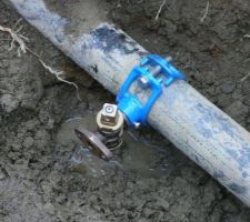 Le collier du piquage, et la vanne.