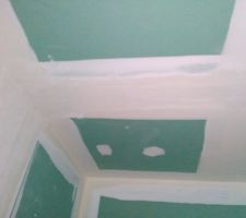 Salle de bain étage. Il ont monté une cloison pour séparé la douche même si elle n'existait pas sur les plans. Ils sont venu cassé la cloison mais le travail de finition laisse a désiré. Pas trop grave au niveau du mur car bien rattraper par les carreleur mais au plafond ça va être une autre affaire pour rendre ça présentable.