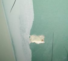 Salle de bain du bas. Pas trop grave car mur carrelé mais bon ca fait pas très propre.