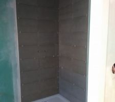 Douche 90*90 salle de bain étage. Carrelé jusqu'au plafond