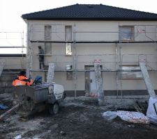 Les enduits sont presque terminés... Il reste la pose du « gris Etretat »