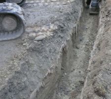 Tranchée pour AEP : rebouchage, compactage à la pilonneuse.