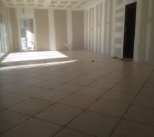 Début de la pose du carrelage