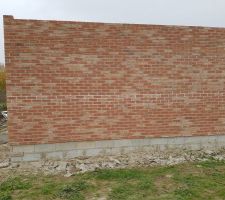 Vue sur la façade gauche de la maison, joints à refaire à cause de la pluie sur 6 rangées de brique