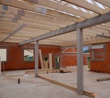 La poutre et les deux poteaux soutiennent la charpente.