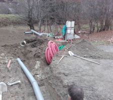 Le chemin re-ouvert pour passer EP ; les gaines électricité et télécom se raccordent au regard et bornette.
