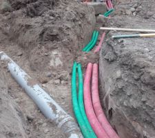Le chemin re-ouvert pour passer EP ; les gaines électricité et télécom se raccordent au regard et bornette.