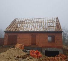 Charpente commencé jeudi et terminé vendredi à midi.