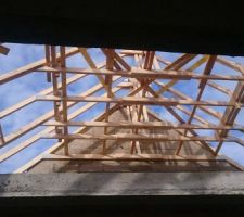 Pose de la charpente (apr&egrave;s un mois sur le terrain par terre !)