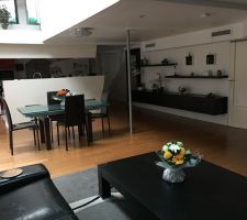 Cuisine, salle à manger et au fond : un premier escalier donnant sur la mezzanine