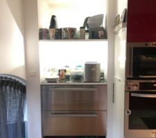 Coin cuisine en cours de finition, cet espace était perdu, nous avons décidé d'y insérer un réfrigérateur à tiroirs avec création d'étagères pour le stockage