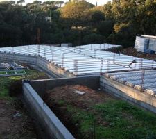 Les poutrelles et hourdis sont en place