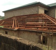 Fin Novembre 2018, lancement de la deuxième partie des travaux de toiture. Mise en place de la charpente basse.