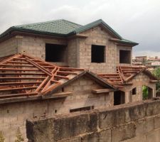 La charpente du rez de chaussée en cours de construction.