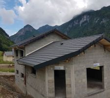 La charpente est terminée. bon on a vue avec le charpentier(artisan super) pour amélioré la bases prévu par Floriot.