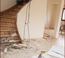 Demolition des cloisons du bas pour agrandissement de la piece a vivre et ouverture de l'escalier