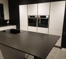 Cuisine terminée, 
photo prise avec tous les volets fermés