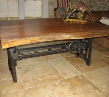 Changement de la table basse style industriel plateau en acacia et volant en fonte avec engrenage pour monter le plateau