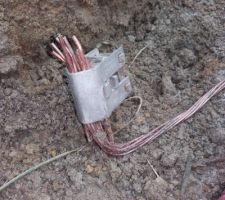 Au bout de la câblette de terre : un fer planté, avec un raccord de connexion.