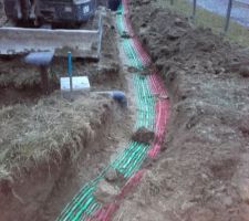 Suite des réseaux : grillage sur gaines rouges et vertes.