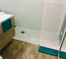 Receveur de douche neuf. la douche a l'italienne était HS avant.