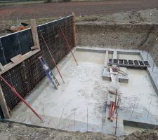 Fondations sous-sol termin&eacute;es, l'eau de pluie a &eacute;t&eacute; plus ou moins pomp&eacute;e. D&eacute;but du banchage des murs enterr&eacute;s.