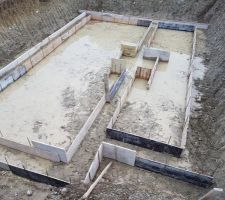 Le coffrage pour les fondations du sous-sol est en place. Si jamais on veut changer d'avis et faire une piscine, c'est le moment, l'eau &agrave; l'air de bien aimer le coin.