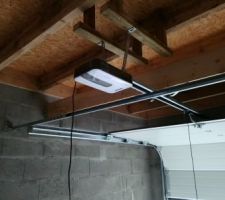 Moteur électrique de la porte du garage