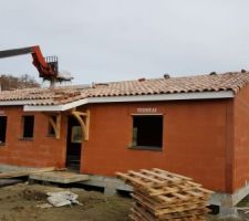 Mise en place de la toiture, tuiles couleur silvacane littoral de chez Monie
