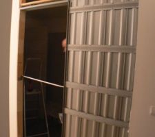 Porte &agrave; galandage de la sdb fix&eacute;e