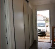 Portes de placard à l'entrée