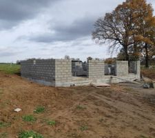 Vu de l'angle de l'entrée du terrain, élévation des murs RDC en cours.