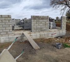 élévation des murs RDC en cours.