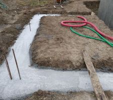 Fondations du garage coul&eacute;es.