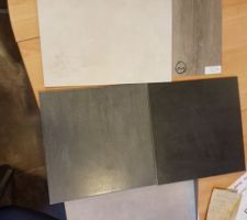 J'ai choisi les carreaux gris en 30X30 pour les sols des salles de bain