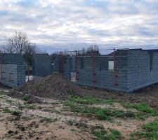 Ext&eacute;rieur de la maison (cot&eacute; entr&eacute;e et garage) ne manque plus que cette partie pour le RDC