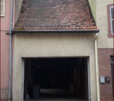 L'accès au chantier va finalement devoir se faire par ici. Evidemment, impossible de passer par la porte de garage. Nous avons trouvé un accord pour démonter la façade sans toucher au toit, pour élargir l'accès