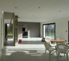 Séjour enduit. Attente depuis des mois (RRR...) de la pose du parement sur le mur en parpaings, et donc attente de la finition du plafond (seulement un premier passage ponçage + rebouchages fait)