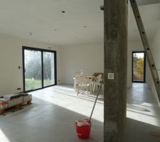 Séjour enduit. Attente depuis des mois (RRR...) de la pose du parement sur le mur en parpaings, et donc attente de la finition du plafond (seulement un premier passage ponçage + rebouchages fait)