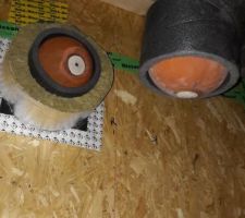 Installation pour le test d' étanchéité - les percées pour la ventilation sont bouchées par des ballons
