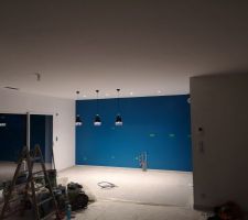 Luminaire et peinture de la cuisine (de nuit)