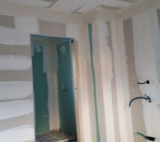 Couche de finition sur une chambre à l'étage