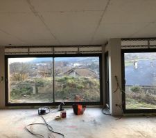 Plafonds en cours de pose dans le salon