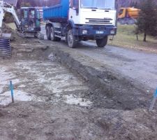 Décapage de la zone garage / accès : enlèvement des derniers tas de terre