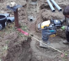 Remblaiement du PVC 125mm EU : compactage soigneux