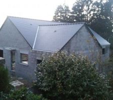 Garage charpente traditionnelle et la maison en fermette.